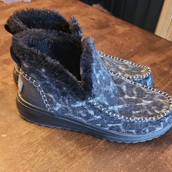 Hey Dude Shoes - Black Women's HEYDUDE Boots SIZE 8 Shoes